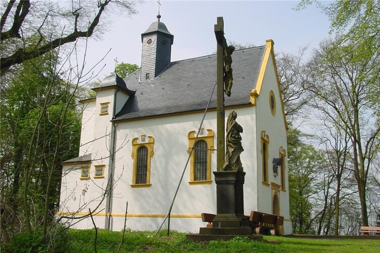 Heute eine idyllische Sehenswürdigkeit von überregionaler Bedeutung, vor 200 Jahren jedoch der Ort eines heimtückischen Mordes: Die Marienkapelle auf dem Karmelenberg in Bassenheim. Fotos: Horst Hohn