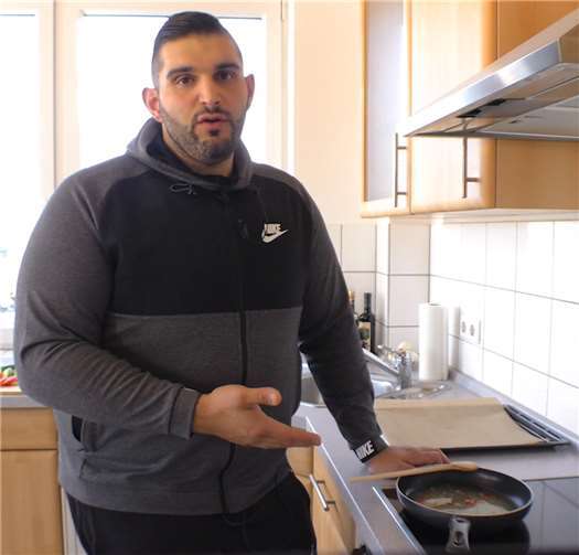 Heute ist Ali Tuncer ein neuer Mensch, wiegt derzeit ca.125 kg und will auch anderen helfen. „Formel Ali“ heißt sein Programm. Ab sofort wird Tuncer in einer regelmäßigen Kolumne und eigener Sendung bei BLICK aktuell-TV tolle und hilfreiche Tipps zur richtigen Ernährung und gesunder Lebensweise geben. Foto: C. Fiala