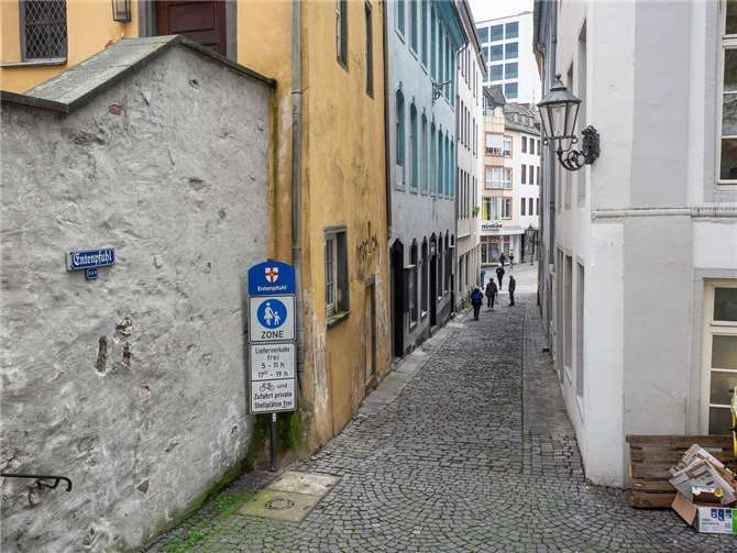 Heute postalisch dem Entenpfuhl zugeordnet, trug sie in vergangenen Zeiten den Namen „Schulstraße“. Foto: Hermann Schäfer