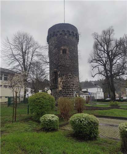 Heute scheint der düstere Turm über dem städtischen Spielplatz Wacht zu halten.Foto: KBL