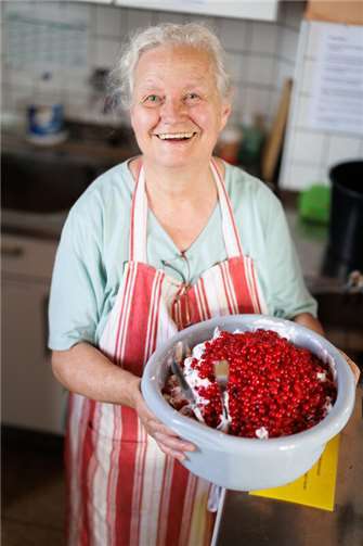 Heute steht ein leckerer Nachtisch aus Beeren und Quart auf dem Speiseplan, den Ursula Vogel mitzubereitet hat.  Foto: Peter Bongard