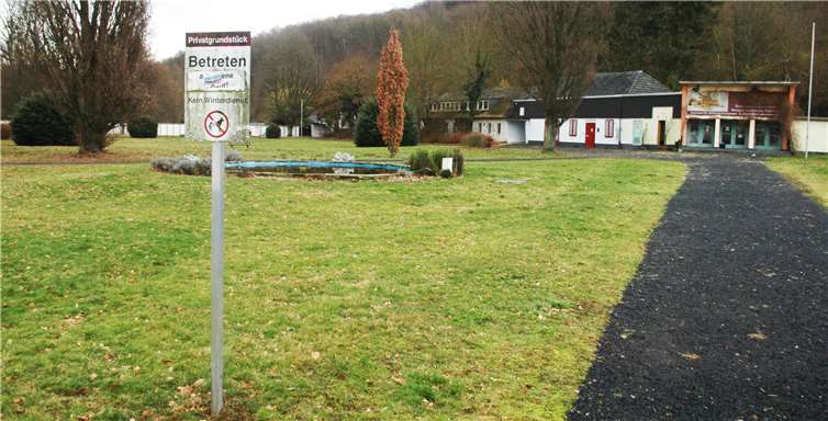 Heute versprüht der in die Jahre gekommene Kurpark einen gewissen maroden Schick. Im Zentrum der neuen Wohnanlage soll aber wieder eine öffentliche Parkfläche entstehen. Foto: BL