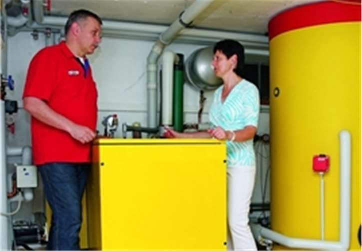 Heutige Blockheizkraftwerke haben nur noch Kühlschrankgröße. Sie werden meist mit Gas oder, in diesem Fall, mit Öl betrieben.: Institut für Wärme und Öltechnik e.V.