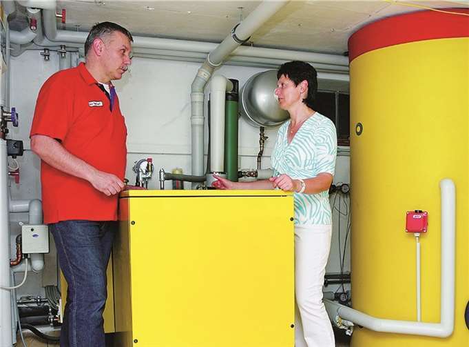 Heutige Blockheizkraftwerke haben nur noch Kühlschrankgröße. Sie werden meist mit Gas oder - in diesem Fall - mit Öl betrieben. Institut für Wärme und Öltechnik e. V.