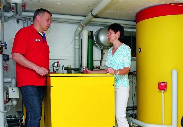 Heutige Blockheizkraftwerke haben nur noch Kühlschrankgröße. Sie werden meist mit Gas oder - in diesem Fall - mit Öl betrieben. Foto: Institut für Wärme und Öltechnik e.V.