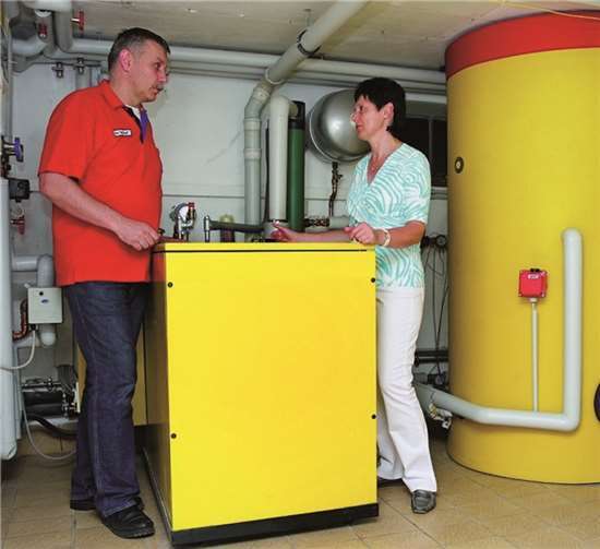 Heutige Blockheizkraftwerke haben nur noch Kühlschrankgröße. Sie werden meist mit Gas oder, wie in diesem Fall, mit Öl betrieben. Institut für Wärme und Öltechnik e.V.