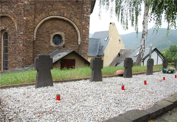 Heutiger Blick auf die Gräber der KZ-Häftlinge auf demFriedhof in Bruttig. Das erste Grab links bezieht sich aufLouis Vervooren und das Grab rechts daneben auf Henrikus Rempe, beides Holländer.Foto: Manfred Ostermann