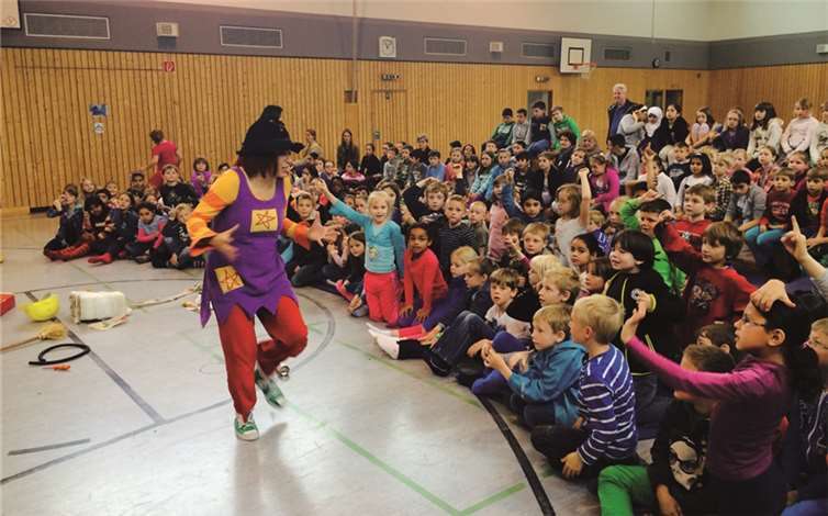 „Hexe Huckla“ begeisterte die Kinder der Katholischen Grundschule Kottenheim.privat
