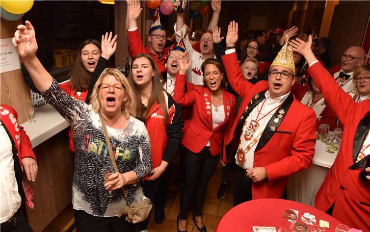 Hie Höh riefen die Narren beim Kurtscheider Karnevalsauftakt. Fotos: HEP