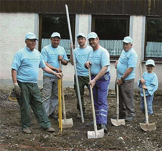 Hier an der Schützenhalle Pillig entsteht ein neuer Grill- und Freizeitplatz. Derzeit sind freiwillige Helfer bei der Arbei (von links): Karl-Josef Sesterhenn, Marco Sesterhenn, Thomas Montabaur, RWE-Pate Albert Schwab aus Gering, Herbert Geisen und der „fleißige Helfer“ Philipp Montabaur.privat