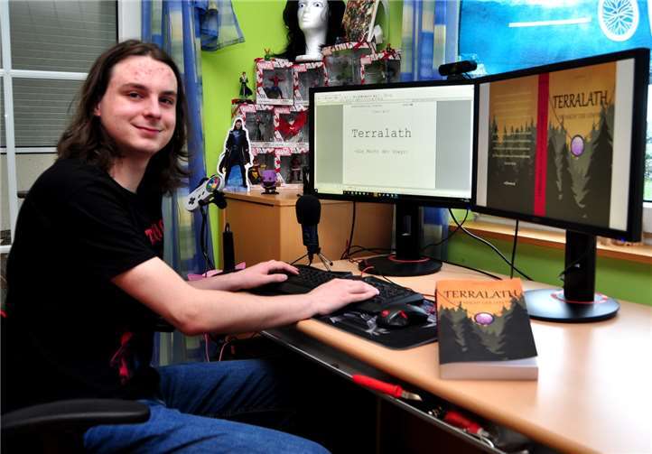 Hier an seinem Schreibtisch vor dem PC hat er seine spannenden Geschichten aufgeschrieben. Fotos: Bernd Schmitz