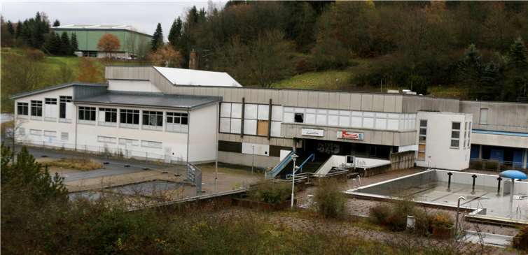 Hier auf den Fundamenten des Badenova soll die Neue KiTa entstehen