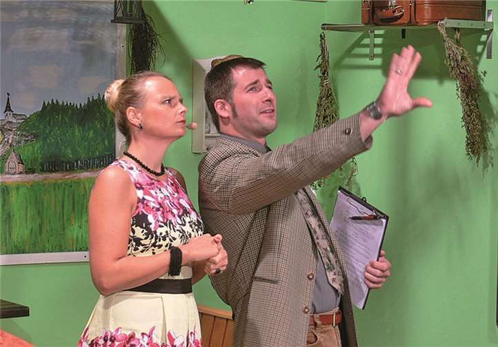 „Hier bauen wir ihr nobles Wellness-Hotel hin!“ Bürgermeister Helmut Gierig beschreibt Investorin Irene von Schön den künftigen Standort.