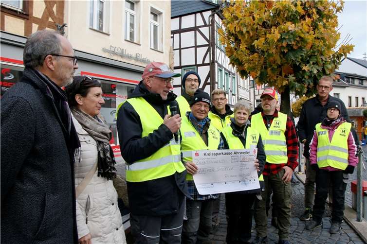 Hier bedankt sich Marc Ulrich, der Initiator des Helfer Shuttle, für die 10.000 Euro, die eben von der Vorsitzenden des Rotary Clubs Claudia Rössling-Marenbach (2.v.l.) übergeben wurden. Mit dabei Stadtbürgermeister Arnold Hoffmann (links) und Michael Holthuysen (rechts).Fotos: SES