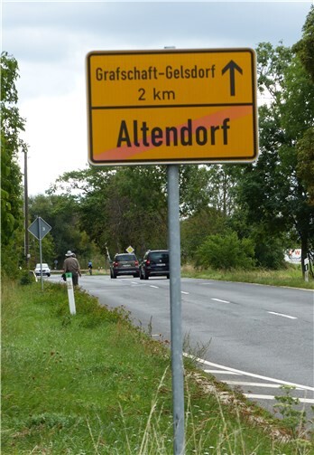 Hier begeben sich Fußgänger und Radfahrer entlang der Landstraße auf einen gefährlichen Weg.(Foto J. B.)