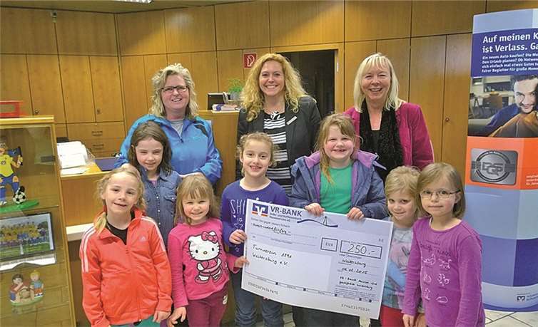 Hier bei der Scheckübergabe in der Bankfiliale Weitersburg. privat