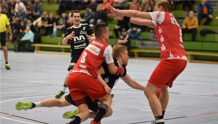 Hier bekommt Martin Langen die harte, aber jederzeit faire Abwehrarbeit der VTZ zu spüren. Fotos: Bernd Hunder