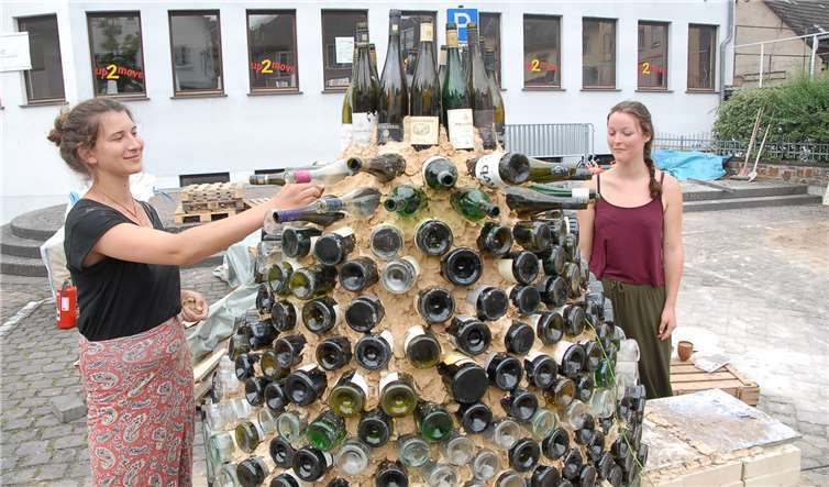 Hier brennen gleich Chianti-Flaschen: Der walisischeKünstler Terry Davies baute aus über 400 Weinflascheneinen „Chianti-Flaschenofen“.