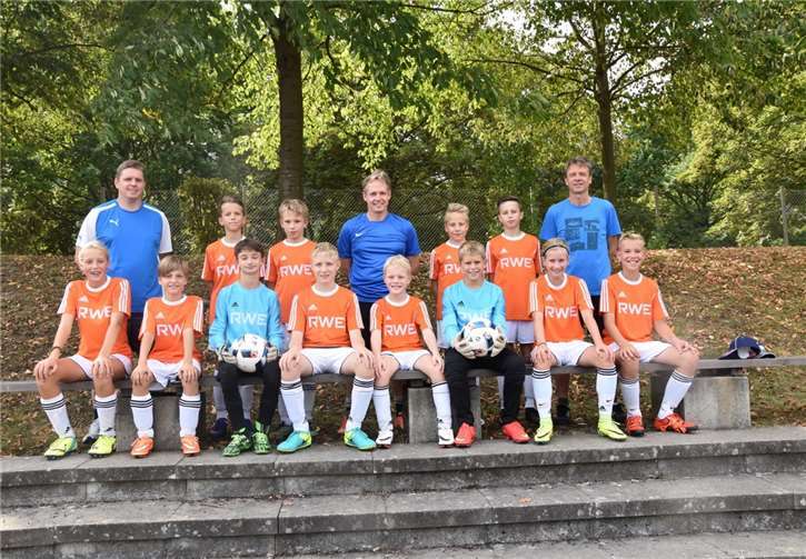 Hier das erfolgreiche Team der D1-Junioren der JSG Bad Breisig: sitzend von links: Paula Willer, Richard Mathieu, Johnny Mercer, Felix Zepp, Tobit Roth, Benedict Weber, Hannah Happ, Jonas Kraus.stehend von links: Trainer Andreas Weber, Bastian Formella, Julian Gypser, Trainer Udo Marx, Luca Marx, Ben Mührel und Trainer Klaus Mühre. Privat