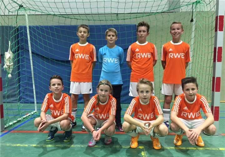 Hier das erfolgreiche Team der JSG beim Turnier in Adenau: stehend v.li.: Christian Reglin, Benedikt Weber, Julian Schmidgen, Jonas Kraus, kniend v.li.: Bastian Formella, Hannah Happ, Luca Marx und Ben Mührel. privat