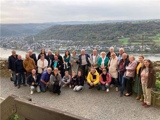 Hier die Freunde aus Pleudihen-sur-Rance zusammen mit ihren Gastgebern aus dem Westerwald bei sommerlichen Temperaturen auf der Marksburg in Braubach. Foto: privat