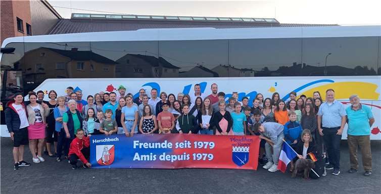 Hier die Jugendlichen mit Ihren Eltern und Betreuern beim Abschied aus Herschbach nach zwei tollen gemeinsamen Wochen im Sommer 2022. Foto: privat