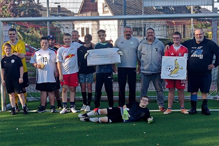 Hier die Mannschaft der Bananenflanke Koblenz e.V. mit den beiden Trainer v.l Jürgen Ternes( im Hintergrund Co Trainer) Jürgen Weinheimer (Haupttrainer), Jens Mentges (The Silverback) und ganz rechts Markus Gamber (2. Vorsitzender der Bananenflanke)