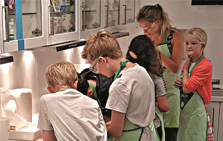 Hier durften die Kinder im Deutschen Museum Bonn mit Brause experimentieren.