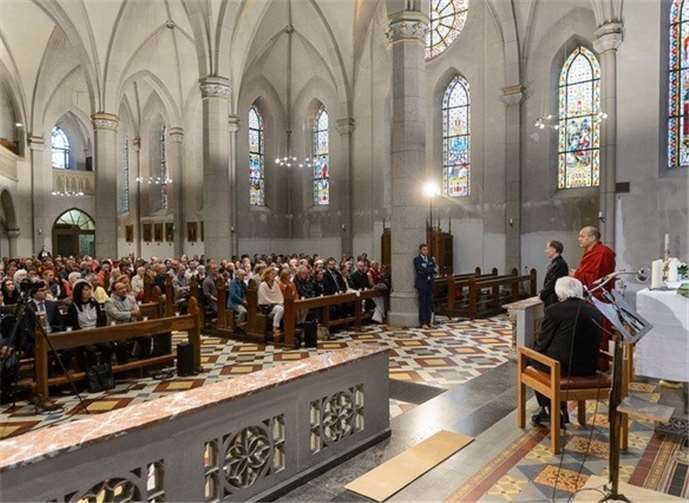 Hier ein Bild aus 2015, anlässlich des Besuch seiner r Heiligkeit Karmapa in Langenfeld.
