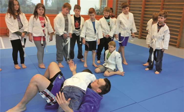 Hier ein Haltegriff „Kami Shio Gatame“ seitlicher Reit-Vierer dient zum Festhalten des Gegners am Boden.