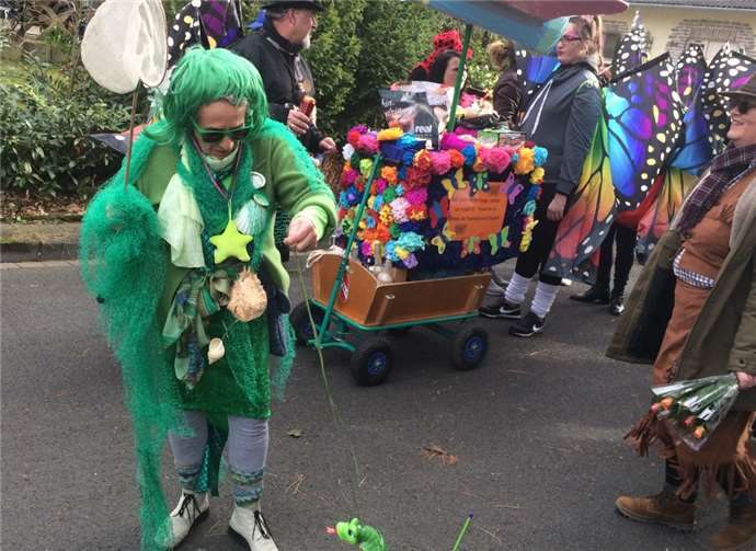 Hier eine 83-jährige Nixe vor dem Spätzünderwagen.