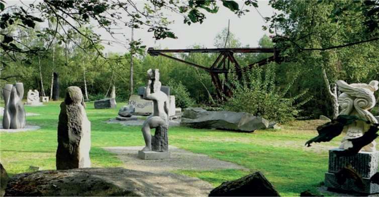 Hier entstehen im August weitere Kunstwerke: Area Lapidea auf dem Grubenfeld Mayen.  Foto: privat