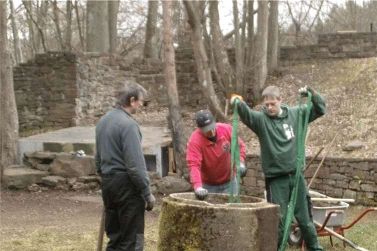 Hier entsteht der kleine Dorfbrunnen, in den sich das kleine Gespenst flüchtet.  Freilichtbühne Schuld