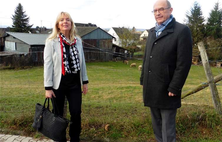 Hier entsteht die neue Kita: Beigeordnete Gabriele Zils und Bürgermeister Michael Kessler im Lohweg. GM