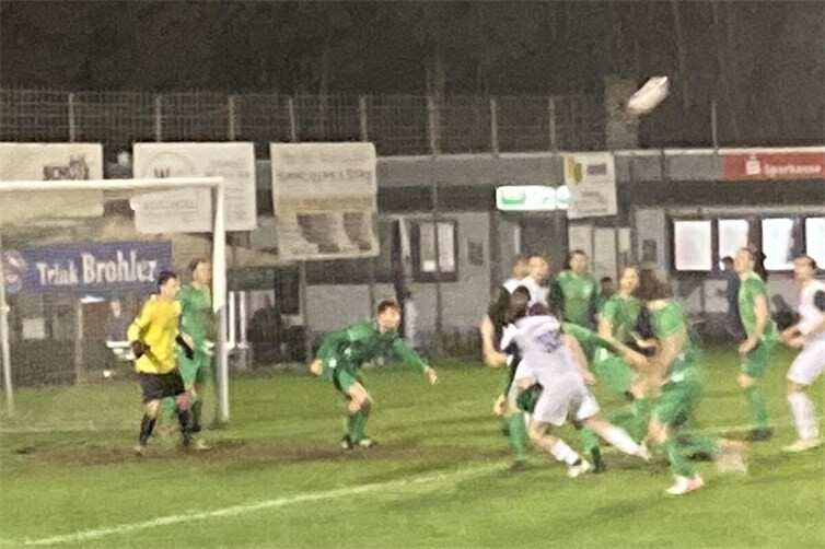 Hier erzielte Fabian Groß nach Eckball von Luca Marx das 2:0