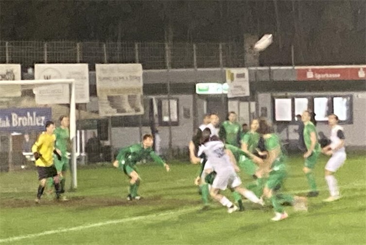 Hier erzielte Fabian Groß nach Eckball von Luca Marx das 2:0.