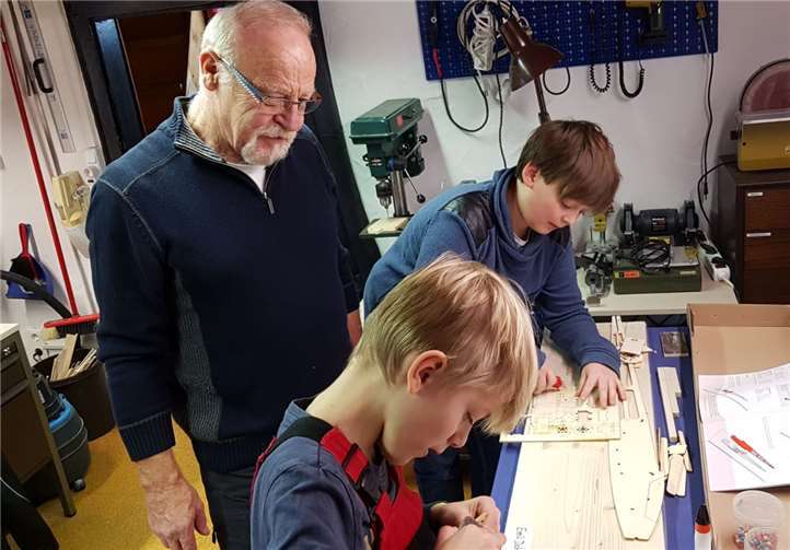 Hier finden Jung und Alt zusammen: Der Nachwuchs wird beim Bau der Modelle von erfahrenen Modellbauern angeleitet. Foto: Privat