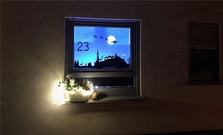 Hier fliegt der Weihnachtsmann mit seinem Schlitten durch den Mondschein. Fotos: privat