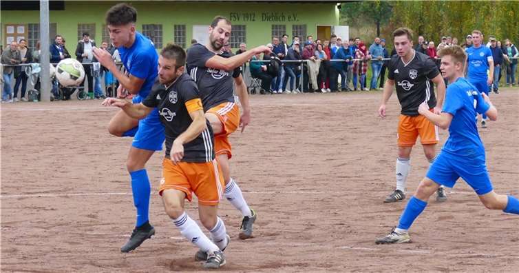 Hier gelingt es dem Niederberger Anton Stieben (blaues Trikot), einen Angriff der SGM-Spieler Kenny Kissel (vorne) und Christopher Fetz zu stoppen. In der ersten Halbzeit konnte seine Mannschaft ihr Tor sauber halten.Foto: Michael Wald