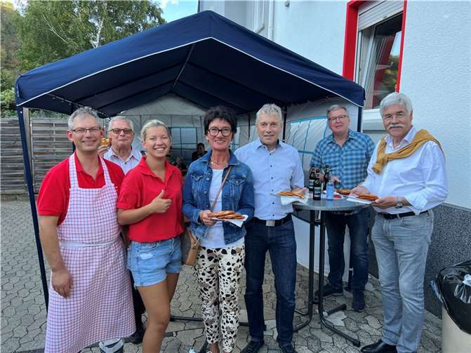 Hier haben die Reibekuchen Tradition (v.l.n.r.): Oliver Watschounek , DRK; Harald Trinkaus, CDU; Sarah Frevel, DRK; Petra Schneider, CDU MdL; Michael Schweikert, CDU; Oskar Degen, CDU; Elmar Lersch, CDU  Foto: Petra Schneider, MdL