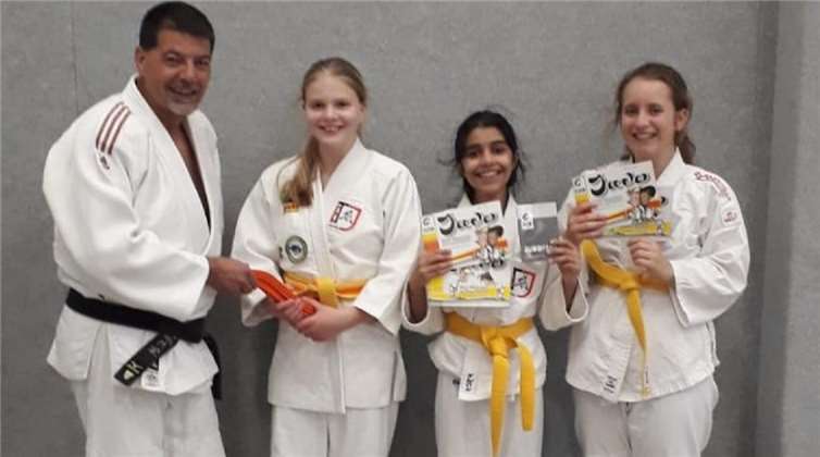 Hier haben es (v.r.n.l.:) Eileen Eisfeld, Parwa Jidad und Anila Murati geschafft: Abteilungsleiter Jürgen Sabel (li) überreicht die neuen Gürtel. privat