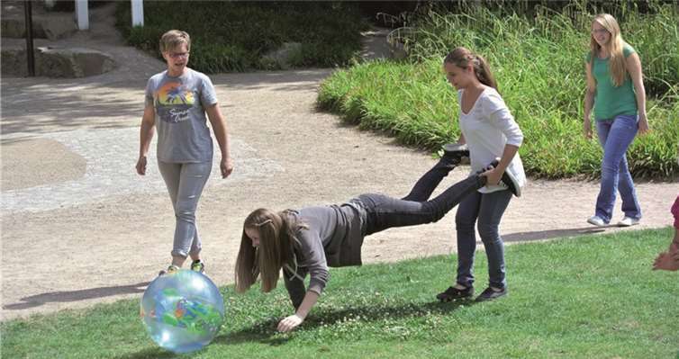 Hier heißt das Spiel: Schubkarrenfußball.