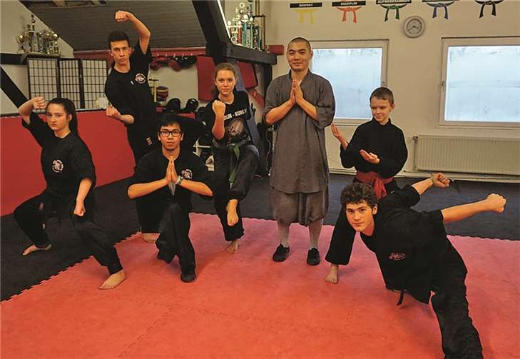 Hier herrscht der Geist des Shaolin: Jasmia Redzic, Nikita Miller, Daniel Linse, Michelle Linzenberger, Meister Shi Yan Xu, Sebastian Jung, Leon Linse (von links) in der Kampfsportschule Red Dragon.privat