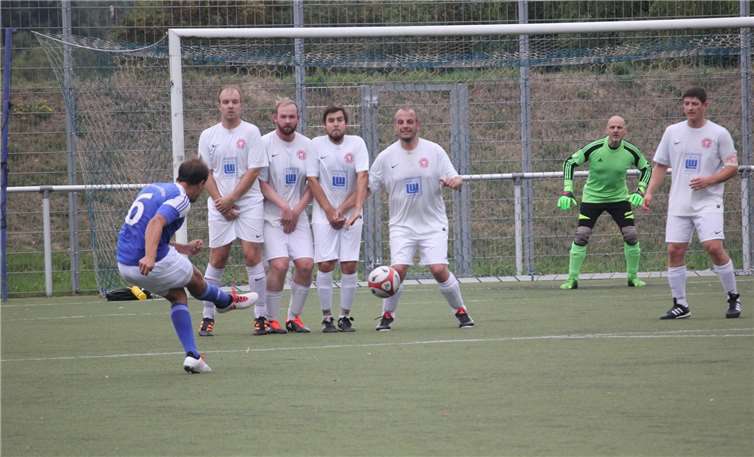 Hier hielt die Mauer des TuS Hilgert noch stand. Aber am Ende unterlagen die Rot-Weißen bei der Reserve des SV Marienrachdorf mit 2:4. Foto: TH