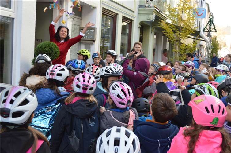 „Hier, hier“, riefen die Grundschüler.  Foto: AB