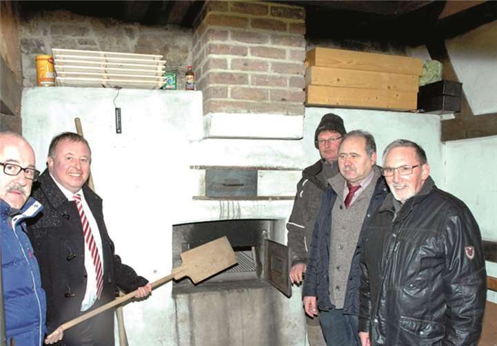 Hier im Backes soll bald wieder Brot gebacken werden (v.l.): ehemaliger Ortsbürgermeister Wilfried Börder, Landrat Dr. Jürgen Pföhler, Vorsitzender Backesverein Udo Heimer, Ortsbürgermeister Manfred Hoffmann, 1.Beigeordneter Verbandsgemeinde Adenau Jürgen de Temple.