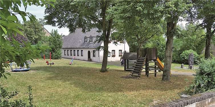 Hier, im vorderen Bereich, wird nach dem Beschluss des Rates das neue Gemeindehaus entstehen. Das „Alte“ hinten rechts wird danach abgerissen. Bernd Schmitz