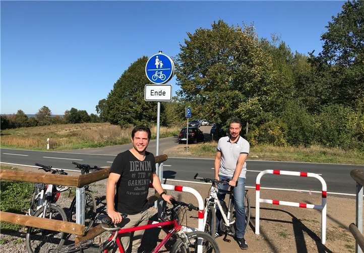 Hier in Bassenheim ist bisher Ende - Thomas Roos und Andreas Biebricher setzen sich für eine Verlängerung des Maifeld-Radweges ein.