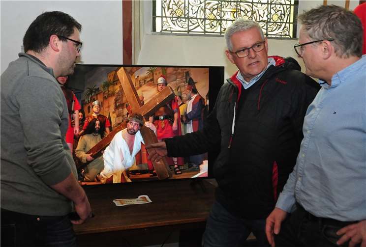 Hier in diesem Videofilm bin ich beim Tragen des schweren Kreuzes zu sehen. Da bekomme ich wieder Gänsehaut,“ erläutert Stefan Müller (Mitte).