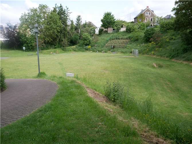 Hier ins sogenannte Loch soll ein Teil der Parkplätze des Dorfplatzes verlegt werden.